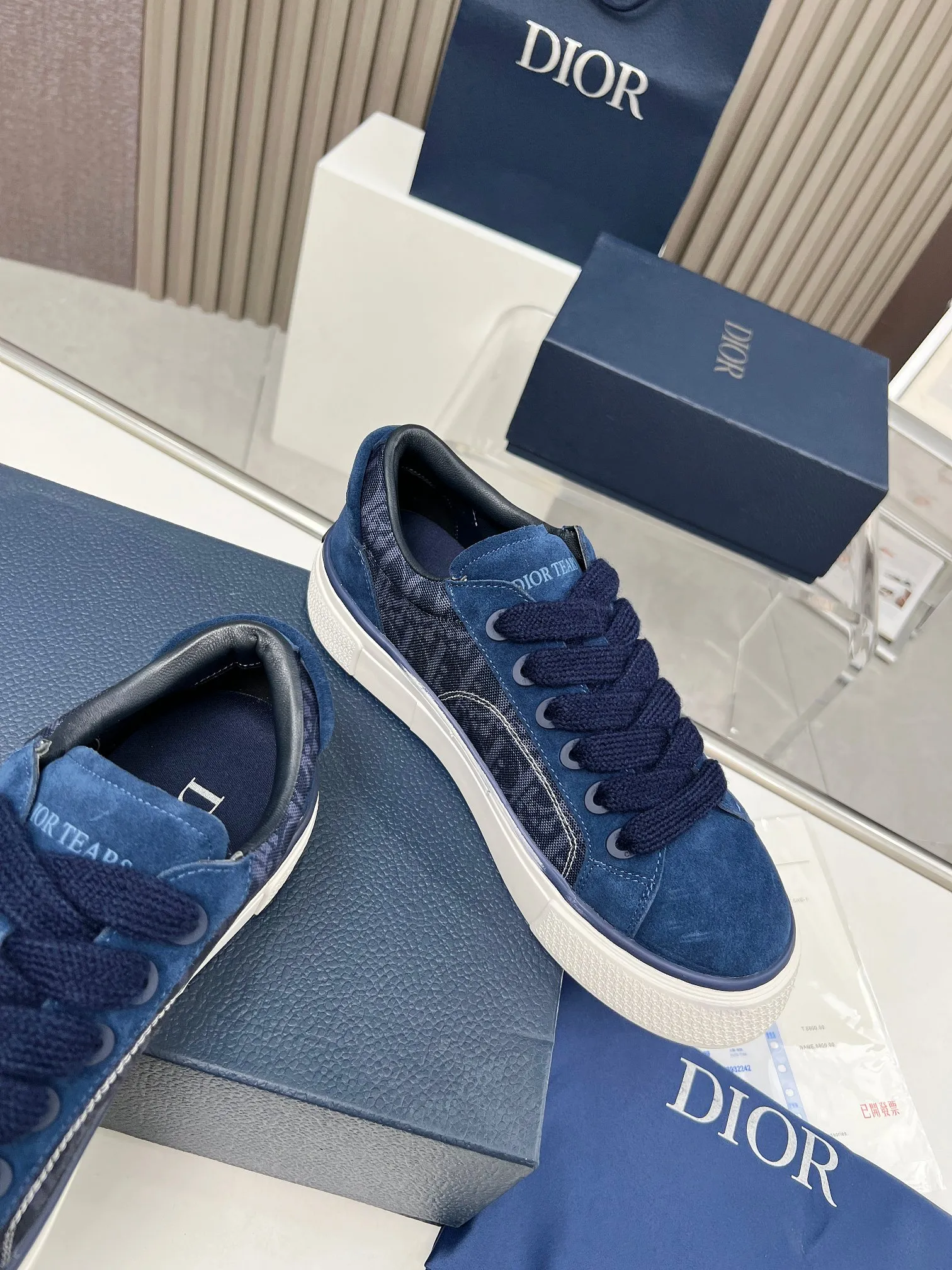 👟👟Ex-factory price 560👟👟 Men +10 DIOR TEARS Dior co-branded B33 sneakers are new in the fall of 2023, reinterpreting the classic tennis shoes, and the fashionable silhouette highlights the thickness. Crafted from blue cotton denim, it's finished with a laser-drawn Oblique print, layered with cotton styling details that showcase the Dior Tears collection's 👟👟Ex-factory eace Sign pattern, and finished with navy suede panels. The padded shoes stand out, showcasing an embossed Dior Tears logo, wide navy mohair laces and brass eyelets with a matte tonal finish. The cream-white Dior Oblique patterned rubber sole, enhanced by the contrasting Dior 30 Avenue Montaigne signature on the rear, will add a modern touch to any casual look. Size: Women's 35-40 (34, 41 customized, non-refundable) Men's 39-45 (38, 46 customized, non-refundable)